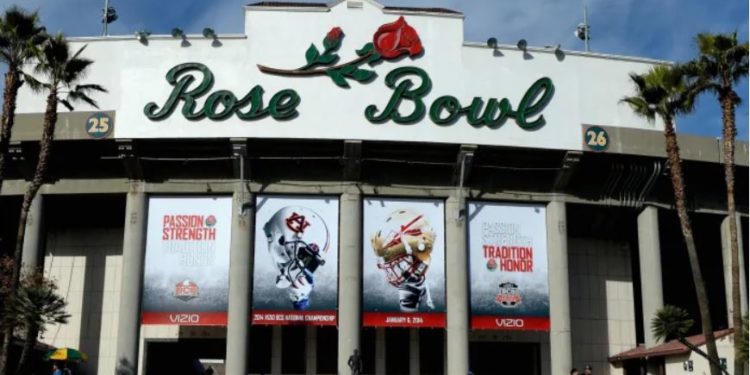 College Football World Reacts To Controversial Bowl Decision